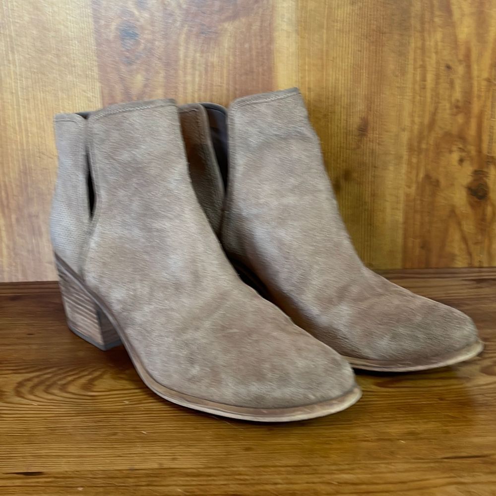 Hinge‎ Women’s Tan Suede Block Heel Cut Out Ankle Booties size 10